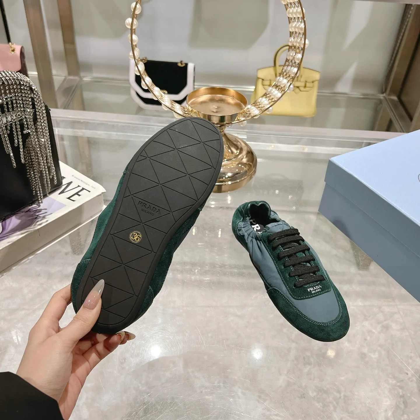 👟👟Ex-factory price 520👟👟Men's size +10 Couple style🎆Prada's new moral training shoes. The upper is suede with texture, and the inner sheepskin is wrapped. It is soft and waxy🎆The insole is thickened with lambskin. It is extremely comfortable to step on, has a sense of support, and feels well wrapped. The shoe shape is full of wrapping, light and easy to wear. A practical casual shoe that makes your legs appear taller! White is clean and refreshing, needed all year round, and can be easily worn with skirts and pants. Upper: imported suede/original molded fabric. Lining: sheepskin. Outsole: rubber outsole! Code number: 35-41 Color: burgundy blue brown green dark green yellow black red gray 9 colors available